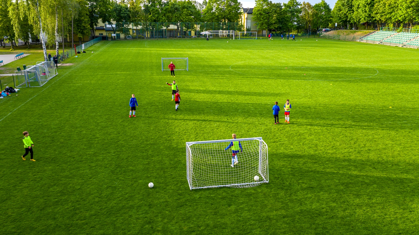 Boisko piłkarskie w Komornikach z lotu ptaka