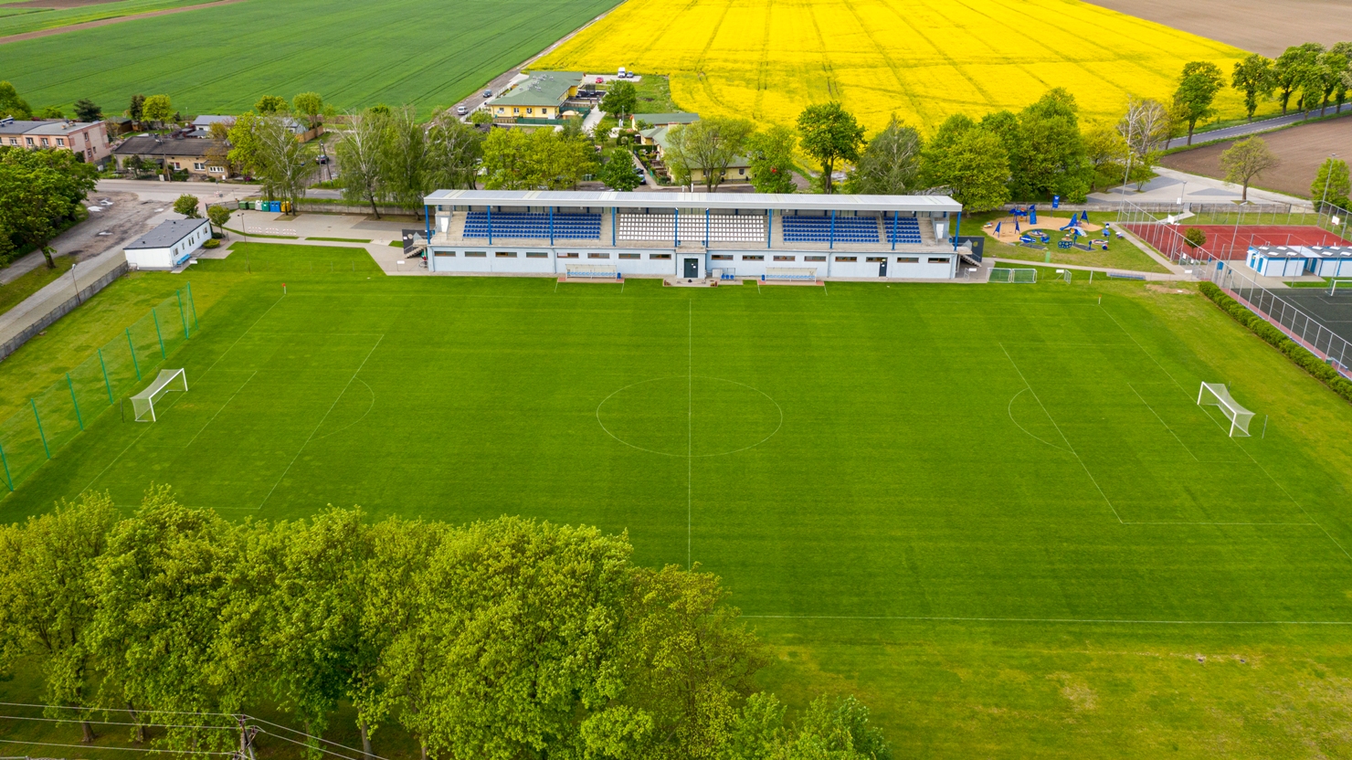 Stadion piłkarski w Plewiskach widok z góry.