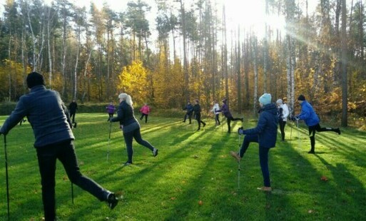 Uczestnicy podczas rozgrzewki przed rozpoczęciem marszu.